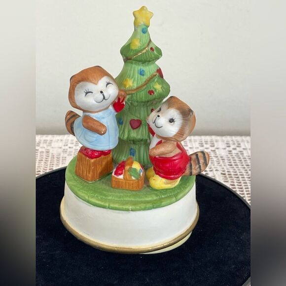 Vintage Christmas rotating music box || Christmas beavers around tree music box - Picture 3 of 10